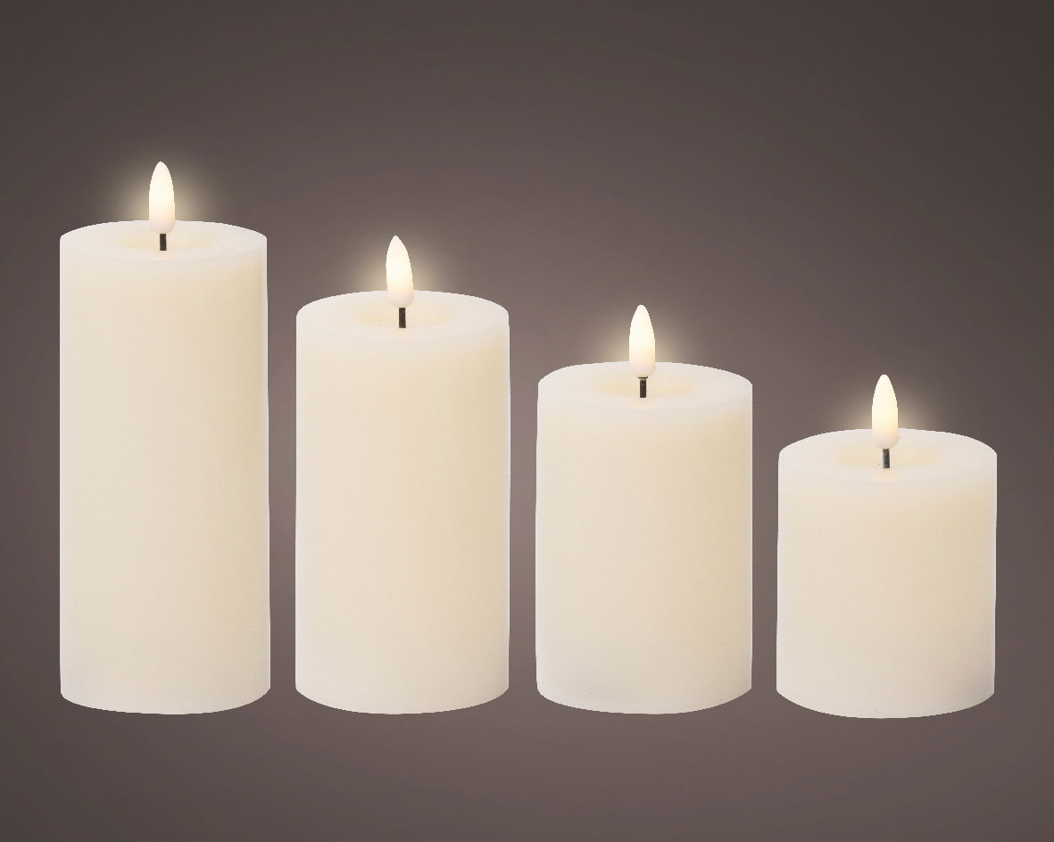 Vier weiße LED-Kerzen aus Wachs in verschiedenen Größen, frontal betrachtet, mit flackerndem Licht.