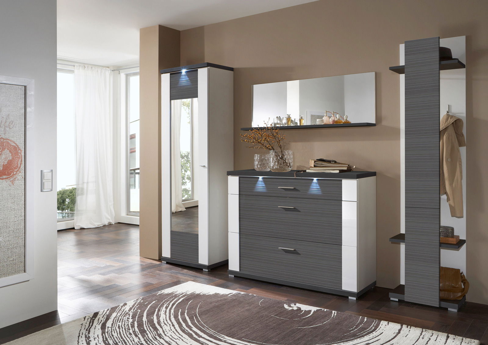 Moderne Garderobenkombination mit Spiegel, Schuhschrank und Garderobenpaneel in einer stilvollen, hellen Wohnungsecke, seitliche Perspektive.