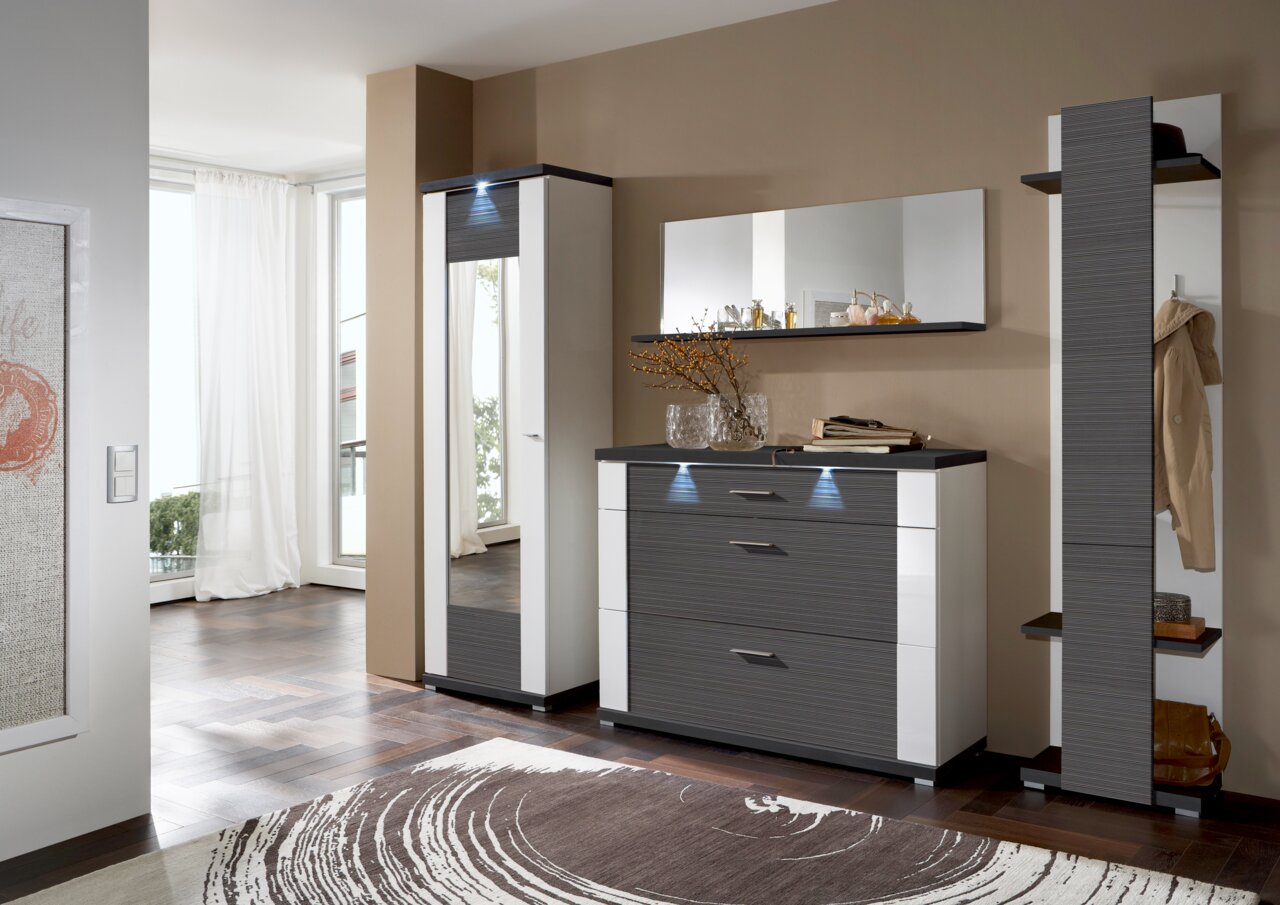 Moderne Garderobenkombination mit Spiegel, Schuhschrank und Garderobenpaneel in einer stilvollen, hellen Wohnungsecke, seitliche Perspektive.