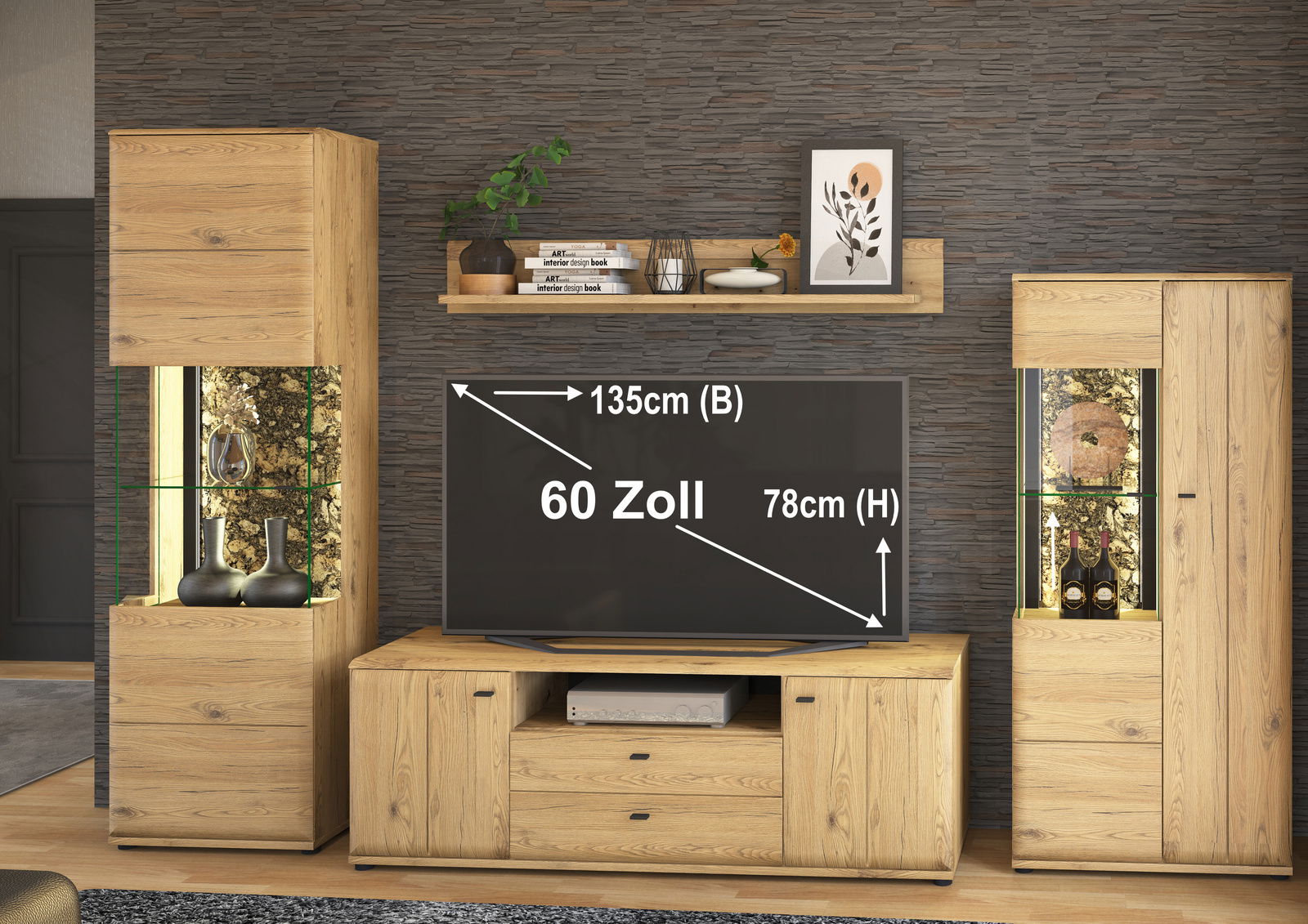 Frontale Ansicht der Cantus Wandkombination CALMERA mit zwei hohen Schränken, einem TV-Board und einem Wandregal in Holzoptik. Der Fernseher in der Mitte hat eine Größe von 60 Zoll.