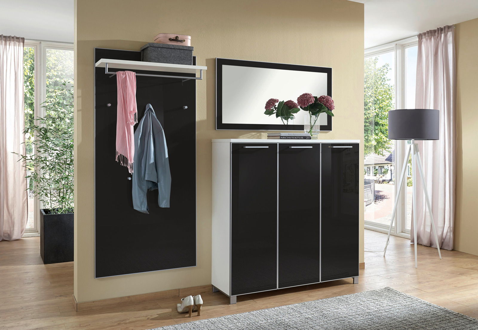 VOSS Garderoben-Set 3-tlg. SANTINA Modernes Garderoben-Set in schwarzem Hochglanz mit Spiegel, Schuhschrank und Kleiderhaken, seitliche Perspektive.