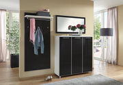 Modernes Garderoben-Set in schwarzem Hochglanz mit Spiegel, Schuhschrank und Kleiderhaken, seitliche Perspektive.