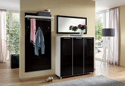 Modernes Garderoben-Set in schwarzem Hochglanz mit Spiegel, Schuhschrank und Kleiderhaken, seitliche Perspektive.