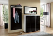 Modernes Garderoben-Set in schwarzem Hochglanz mit Spiegel, Schuhschrank und Kleiderhaken, seitliche Perspektive.