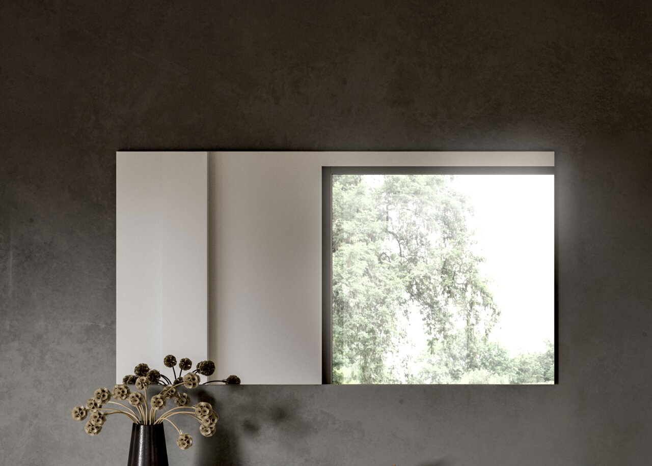 Rechteckiger Wandspiegel mit breitem, hellgrauem Rahmen über einer dunklen Wand, links eine Vase mit Trockenblumen; Frontalansicht.