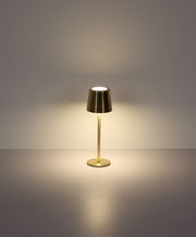 Elegante Tischleuchte aus Metall in Gold, frontal beleuchtet auf neutralem Hintergrund.