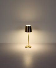 Elegante Tischleuchte aus Metall in Gold, frontal beleuchtet auf neutralem Hintergrund.