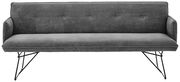 Graue Solobank 2-Sitzer mit gestepptem Stoffbezug und schwarzen Metallbeinen, Frontalansicht.