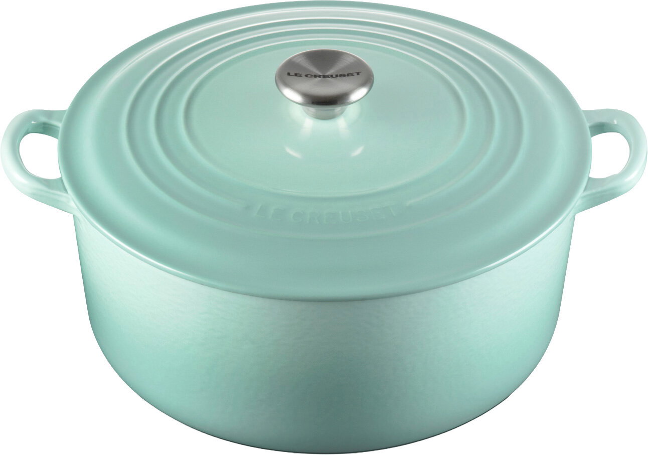 Türkiser Le Creuset Gusseisen-Bräter mit Deckel und Edelstahlknauf, leicht von oben in Frontansicht fotografiert