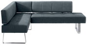 Moderne Eckbank in dunklem Leder mit Metallbeinen, Ansicht von vorne.