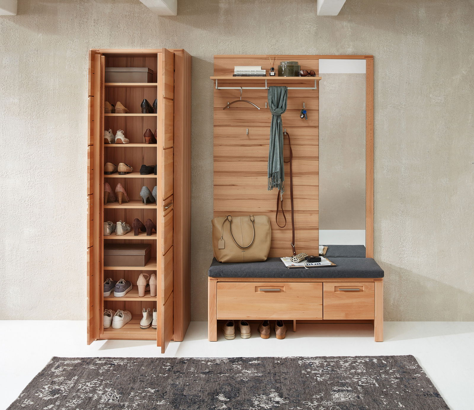XL-Garderobenbank aus Holz mit Sitzpolster, Schuhschrank und Spiegel, frontal betrachtet.