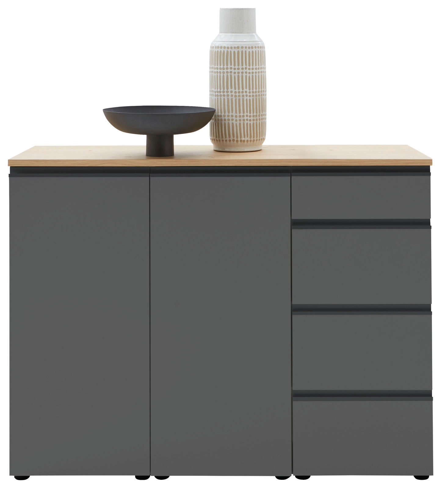 Moderne Kombi-Kommode 135 in dunklem Grau mit Holzplatte, zwei Türen und vier Schubladen, frontal abgebildet, dekoriert mit einer Vase und einer Schale.