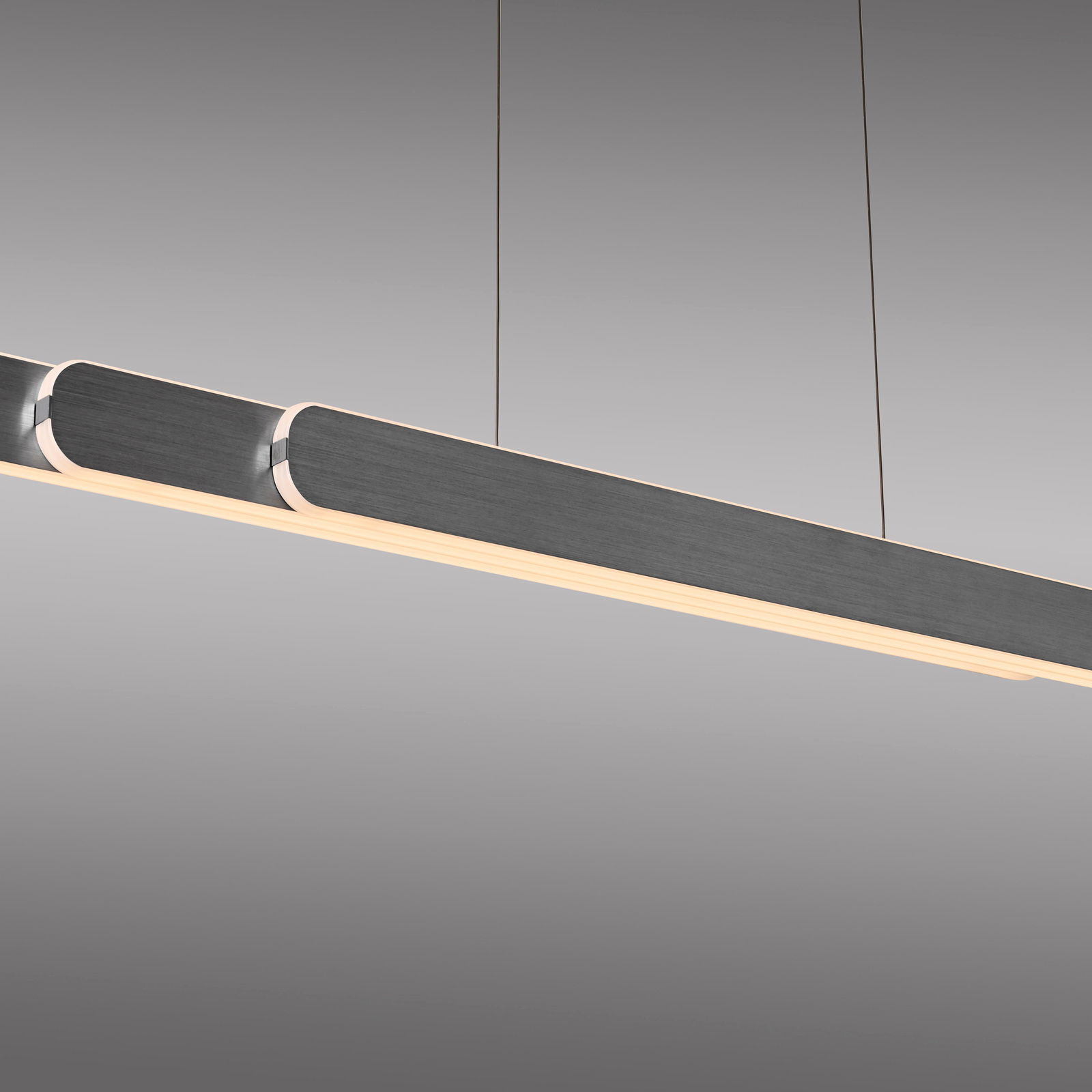 Moderne Pendelleuchte ADRIANA ROUND in seitlicher Perspektive, mit elegantem, langem Design und sanfter Beleuchtung.