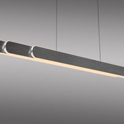 Moderne Pendelleuchte ADRIANA ROUND in seitlicher Perspektive, mit elegantem, langem Design und sanfter Beleuchtung.
