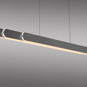 Moderne Pendelleuchte ADRIANA ROUND in seitlicher Perspektive, mit elegantem, langem Design und sanfter Beleuchtung.