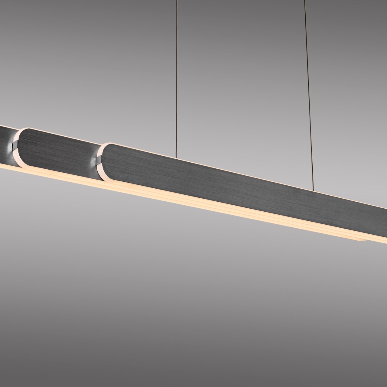 Moderne hanglamp ADRIANA ROUND in zijaanzicht, met een elegant, langwerpig ontwerp en zachte verlichting.