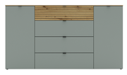 Frontale Ansicht eines modernen Sideboards mit grauen Türen und Schubladen, sowie einem oberen Abschnitt aus Holzlatten.