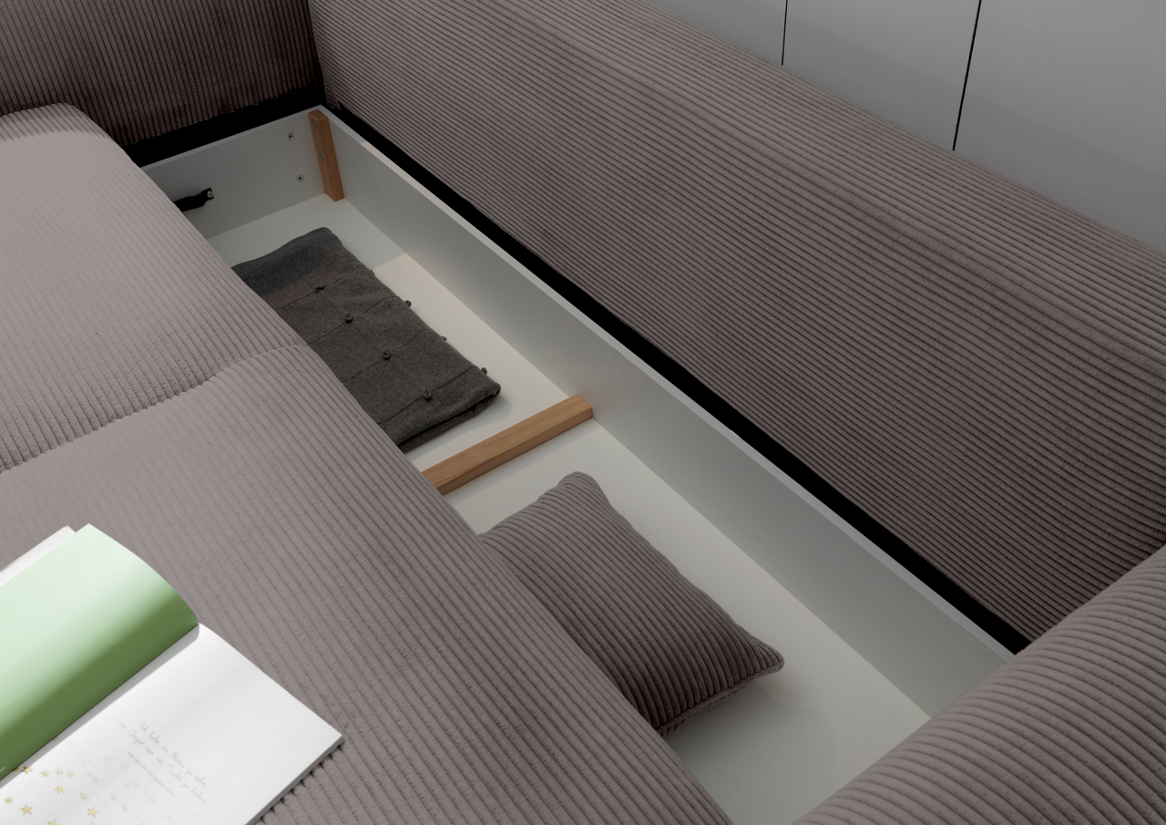 Funktionssofa mit geöffneter Stauraumfunktion, Ansicht von oben, zeigt graue Polsterung und Kissen.
