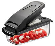 Würfel- und Stifteschneider Treppo in seitlicher Perspektive, gefüllt mit gewürfelten Wassermelonen- und Käsewürfeln.