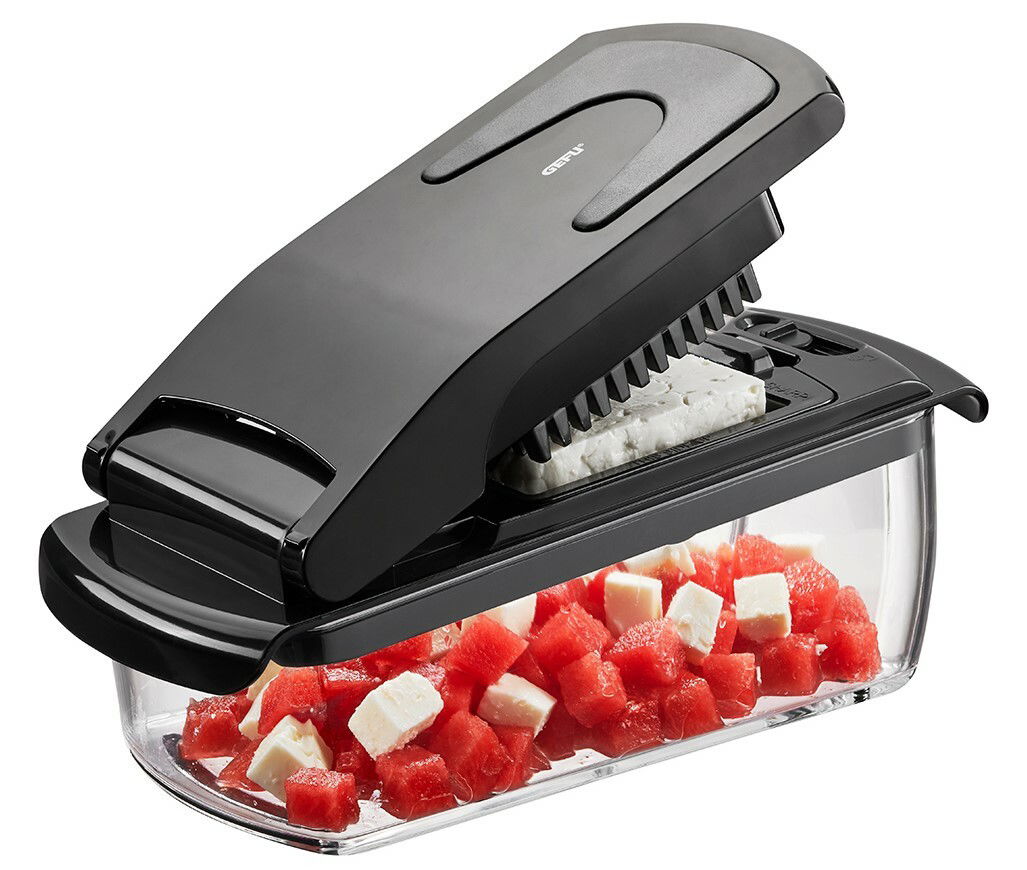 GEFU Würfel-/Stifteschneider TREPPO Würfel- und Stifteschneider Treppo in seitlicher Perspektive, gefüllt mit gewürfelten Wassermelonen- und Käsewürfeln.