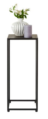 Schwarzer Beistelltisch mit schlankem Metallrahmen, darauf eine weiße Vase mit Blumen und eine lilafarbene Kerze, frontal betrachtet.