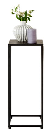 Schwarzer Beistelltisch mit schlankem Metallrahmen, darauf eine weiße Vase mit Blumen und eine lilafarbene Kerze, frontal betrachtet.