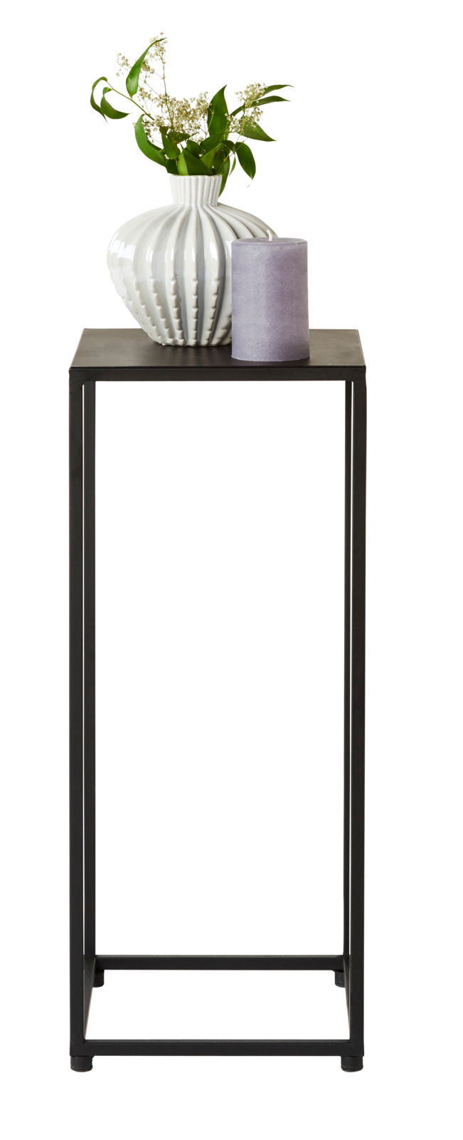 Schwarzer Beistelltisch mit schlankem Metallrahmen, darauf eine weiße Vase mit Blumen und eine lilafarbene Kerze, frontal betrachtet.