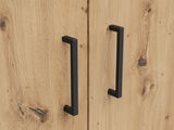 Nahaufnahme von zwei schwarzen Griffen an einer Holztür mit natürlicher Maserung, perspektivisch von vorne aufgenommen.