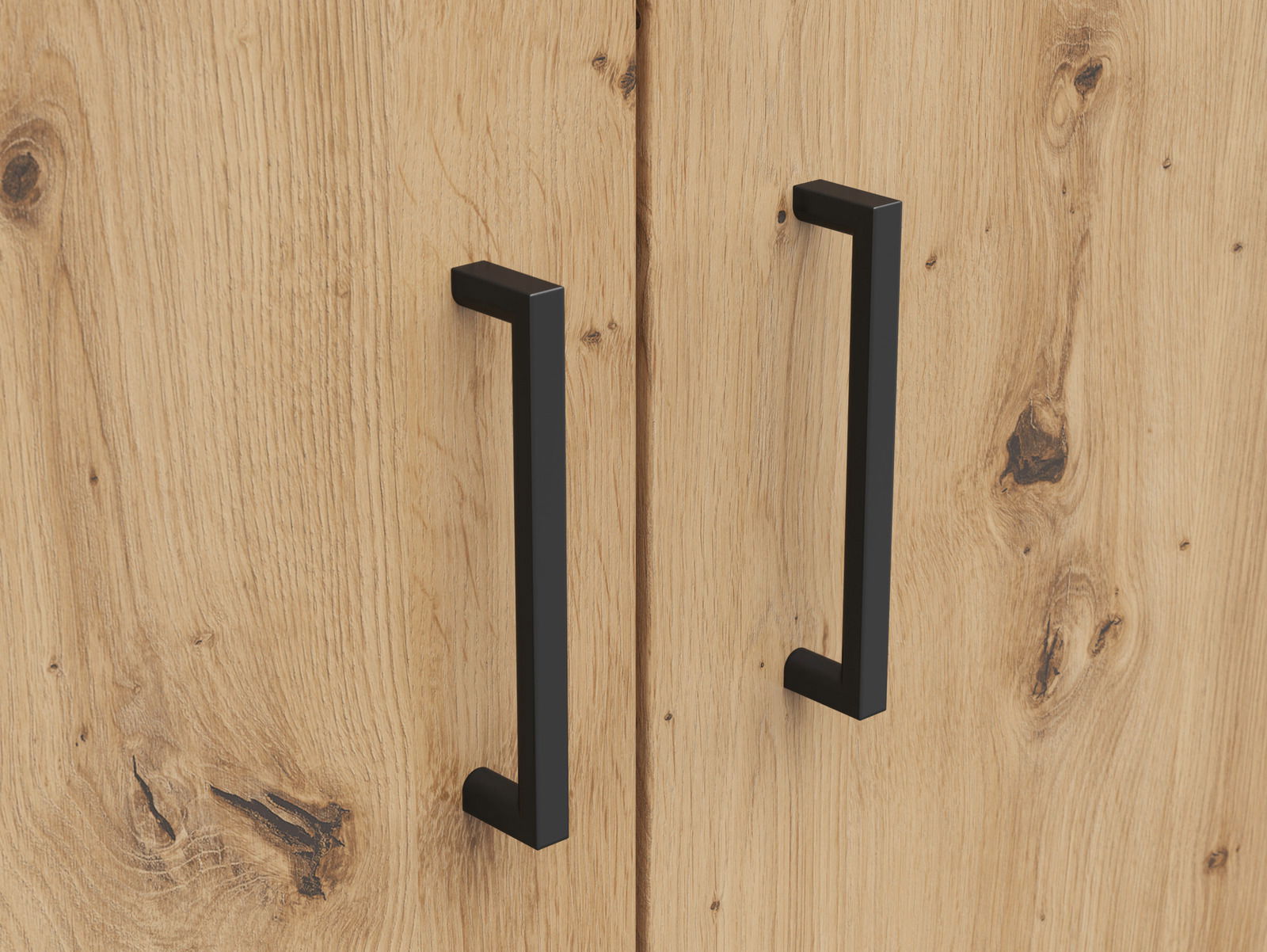 Nahaufnahme von zwei schwarzen Griffen an einer Holztür mit natürlicher Maserung, perspektivisch von vorne aufgenommen.