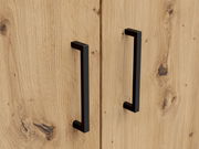 Nahaufnahme von zwei schwarzen Griffen an einer Holztür mit natürlicher Maserung, perspektivisch von vorne aufgenommen.