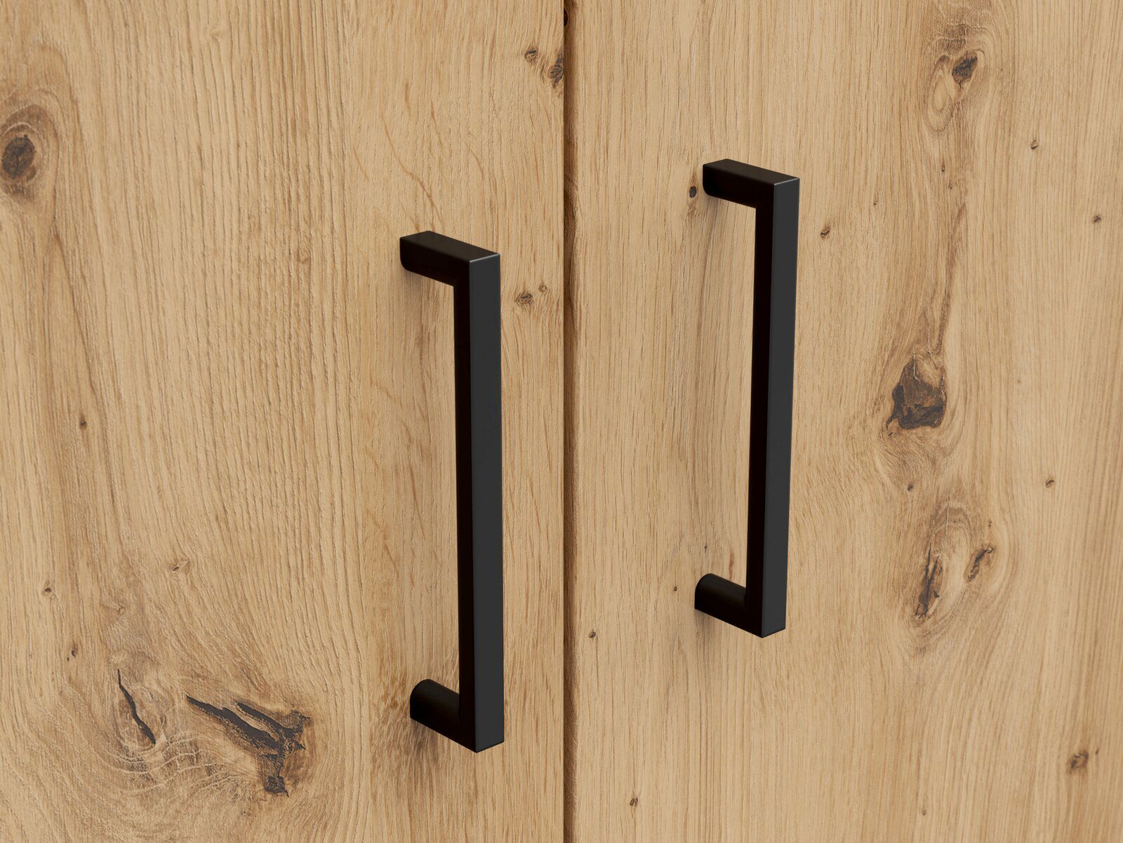 Nahaufnahme von zwei schwarzen Griffen an einer Holztür mit natürlicher Maserung, perspektivisch von vorne aufgenommen.