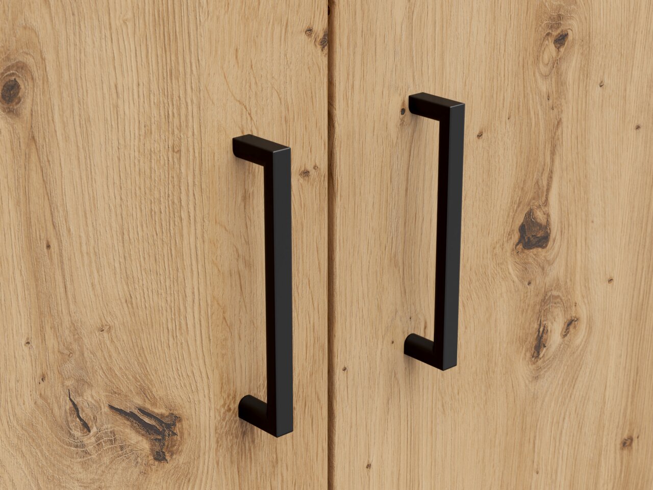 Nahaufnahme von zwei schwarzen Griffen an einer Holztür mit natürlicher Maserung, perspektivisch von vorne aufgenommen.