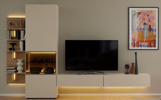 Moderne Wohnwand in Beige und Holzoptik mit beleuchteten Regalfächern, geschlossenem Hochschrank, schwebendem TV-Lowboard und Fernseher, frontal aus leichter Vogelperspektive dargestellt