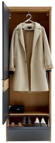 Offener Garderobenschrank in Holzoptik mit anthrazitfarbener Tür, innen Kleiderstange mit beigem Mantel auf Bügel und unten ausziehbarer Schuhkorb mit Schuhen, Frontansicht