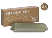 Rechteckiges, gesprenkeltes Kebab/Sate-Serviertablett in Olivgrün vor brauner „Sango STR.EAT“-Verpackung mit „KEBAB/SATE TRAY“ und 2x Hinweis, gezeigt in leicht schräger Frontansicht von oben