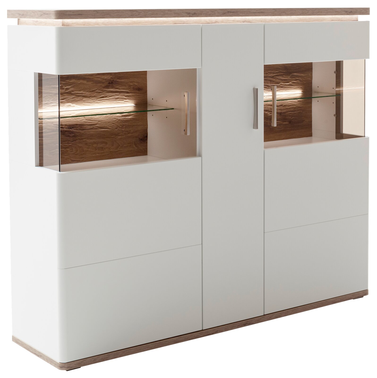 Moderne weiße Vitrine/Highboard mit Holzoptik-Akzenten, Glastüren und Glasböden sowie integrierter Beleuchtung, schräg von vorn (3/4-Ansicht) freigestellt
