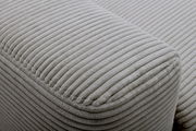 Nahaufnahme eines grauen, gerippten Stoffes eines Funktionssofas aus seitlicher Perspektive.