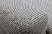 Nahaufnahme eines grauen, gerippten Stoffes eines Funktionssofas aus seitlicher Perspektive.