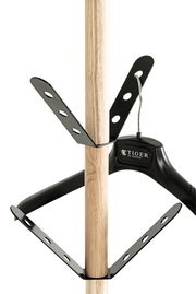 Nahaufnahme eines Garderobenständers mit einem Holzstab und schwarzen Metallhaken, von der Seite betrachtet.