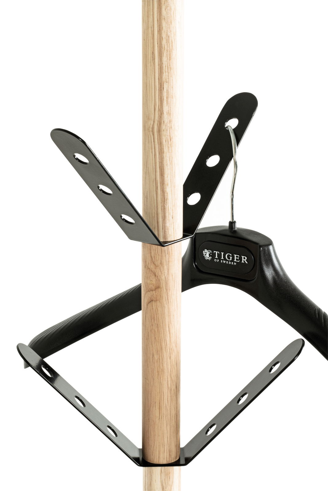 Nahaufnahme eines Garderobenständers mit einem Holzstab und schwarzen Metallhaken, von der Seite betrachtet.