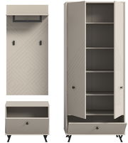 Garderobenkombination in modernem Design mit geometrischen Mustern, bestehend aus einem hohen Schrank mit offenen Türen, einem Wandpaneel mit Haken und einem niedrigen Schuhschrank, frontal betrachtet.