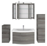 Badezimmermöbel-Set in grauer Holzoptik, bestehend aus einem Waschbeckenunterschrank mit zwei Schubladen, einem hohen Schrank mit drei Fächern, einem kleinen Schrank mit zwei Schubladen und einem Spiegelschrank mit Glasböden, frontal betrachtet.