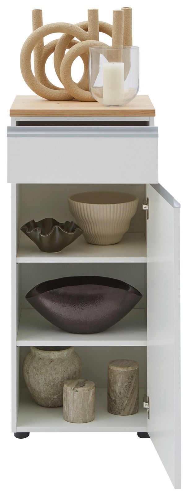 Dieter Knoll Kommode LENDINA Kombi-Kommode 45 mit geöffneter Tür, dekoriert mit modernen Keramik- und Steingefäßen sowie einer Kerze in einem Glas auf der Oberseite, Frontalansicht.