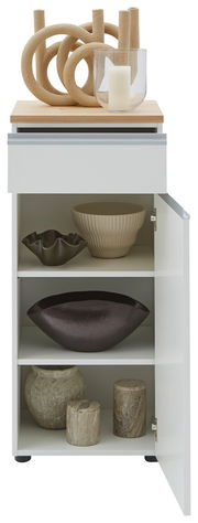 Kombi-Kommode 45 mit geöffneter Tür, dekoriert mit modernen Keramik- und Steingefäßen sowie einer Kerze in einem Glas auf der Oberseite, Frontalansicht.
