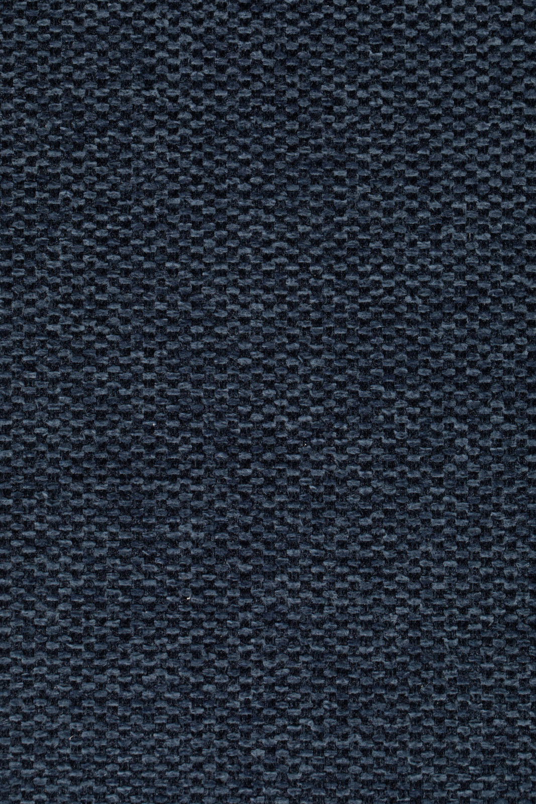 Nahaufnahme eines dunkelblauen, strukturierten Stoffes in einer Webmusterung, von oben betrachtet.