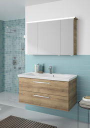 Moderner Badblock mit Holzoptik und weißem Waschbecken, frontal betrachtet.