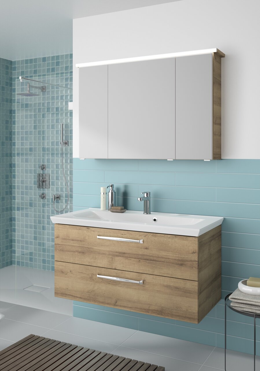Moderner Badblock mit Holzoptik und weißem Waschbecken, frontal betrachtet.