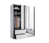 Moderner Schwebetürenschrank mit zwei Türen, teilweise geöffnet, zeigt Innenraum mit Kleiderstange und Schubladen. Perspektive von vorne links.