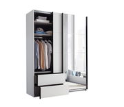 Moderner Schwebetürenschrank mit zwei Türen, teilweise geöffnet, zeigt Innenraum mit Kleiderstange und Schubladen. Perspektive von vorne links.