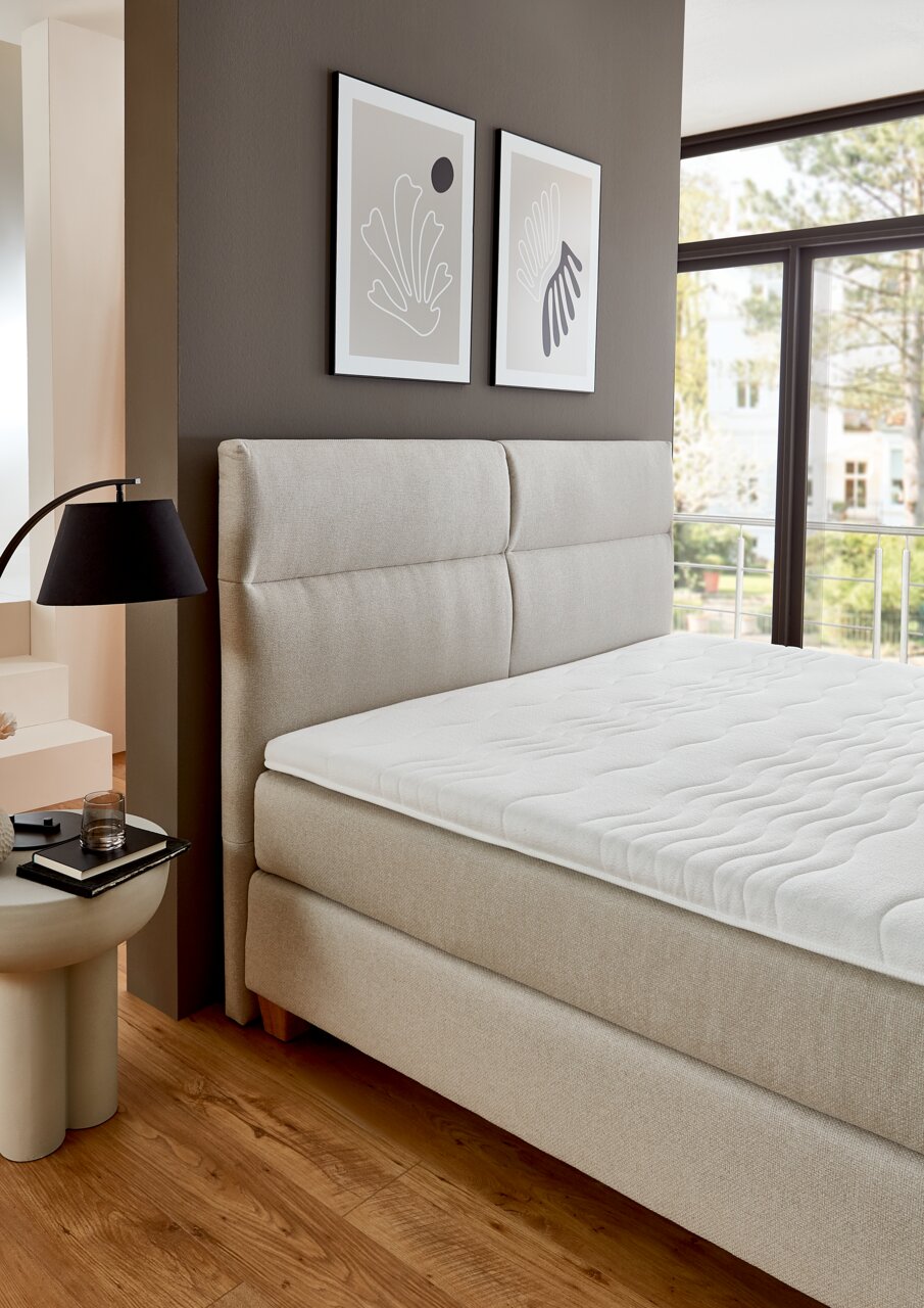 Boxspringbett BX 180/200 in einem modernen Schlafzimmer, seitliche Perspektive
